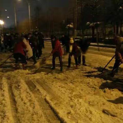 江北所夜间扫雪除冰行动