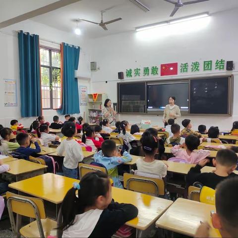 家校同行 情暖童心--滨湖学校120班趣味折纸课