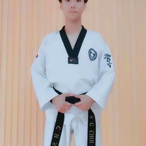 旬邑跃龙国际武道教育学校特聘请韩国国技院世界跆拳道品势冠军、崔胜规师范来校给高手会孩子们指导授课。