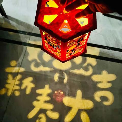 瑞虎贺岁来 萌娃闹新春