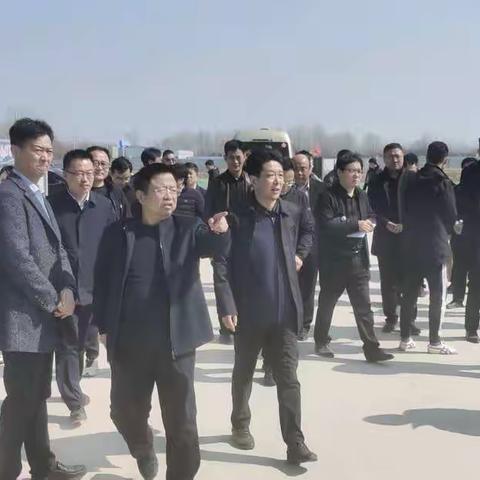 2月27日上午，市政协副主席、区委书记朱中华，区委副书记、区长韩耀辉带队到杜堂调度项目建设情况