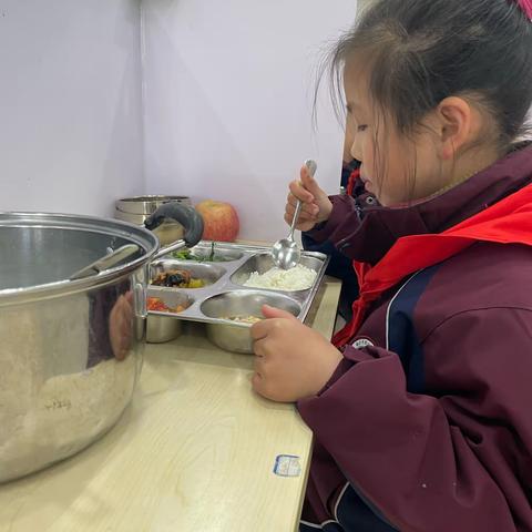 最美餐桌显文明 用餐礼仪我践行——二（13）班"最美餐桌"评比