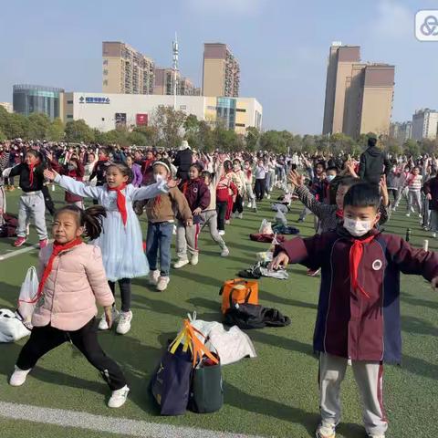 运动悦童心 健康伴我行——记二（13）班体育心理节活动