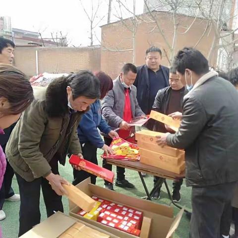 狄寨村新一届党支部         ，﻿﻿村委会春节送对联活动
