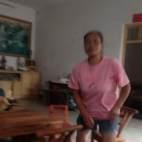 美女小女孩牛仔短裤背影景