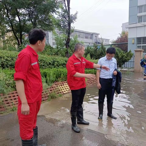 瑞达服务部:抗击强降雨    物业人在行动