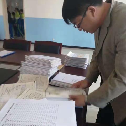 崇德实验学校低年级部十月份作业检查纪实