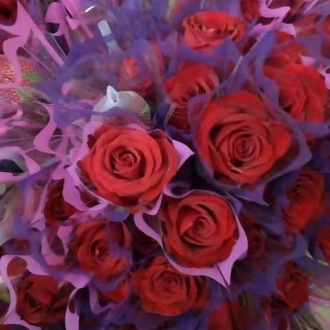 金凤凰幼儿园开展献花送祝福教育活动