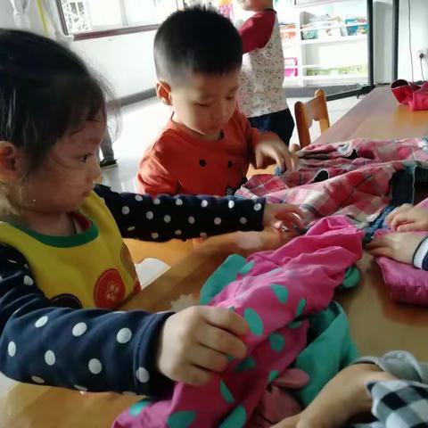 星韵培艺幼儿园中班幼儿园练习叠衣服