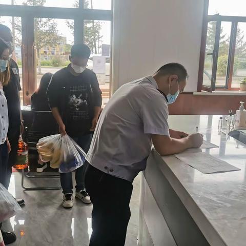 海伦市税务局走访慰问帮联社区