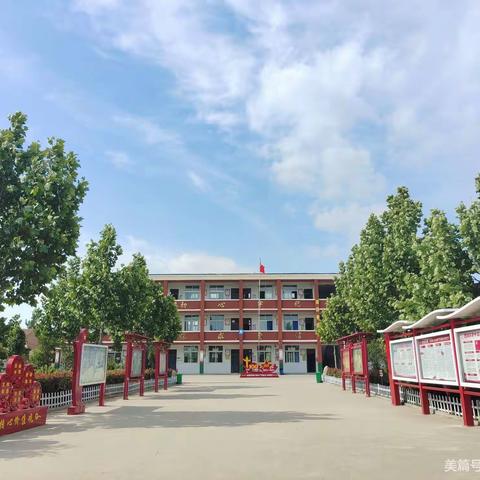 为了让孩子们过一个快乐的暑假，六庄小学全体教师不畏酷暑到每位学生的家里家访，给孩子讲解暑期安全教育！