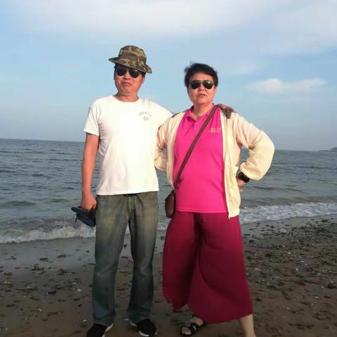 2020年7月19日，同学大连仙浴湾海边游玩，同学情一辈子，美好的回忆，今生今世不能忘记，欢乐的笑声荡漾在海边。