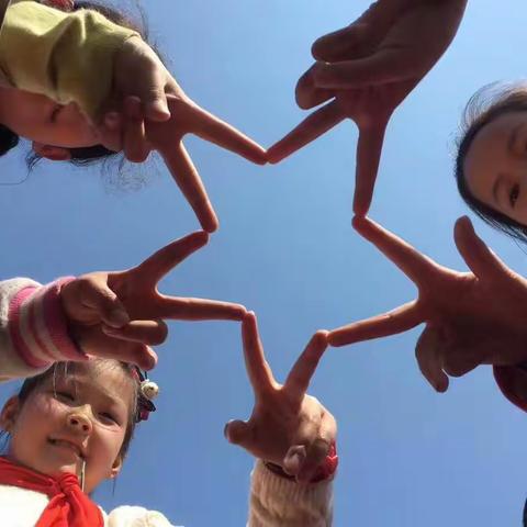 从一张张青涩的小脸庞到一个个小大人的模样，我看着你们慢慢地长大。