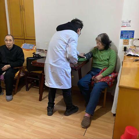 在职党员上门为老人上门检查身体