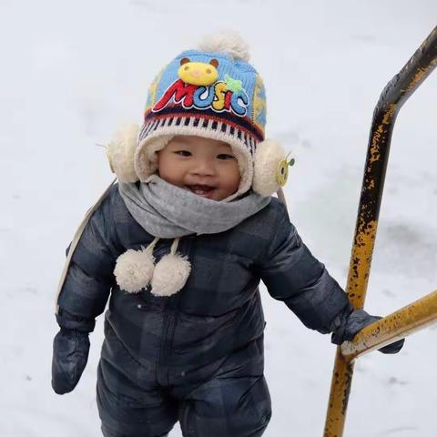 刘牧爻第一次玩雪。