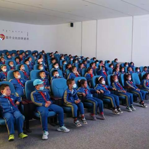 天山蒙古族实验小学师生到法制教育基地参观学习活动