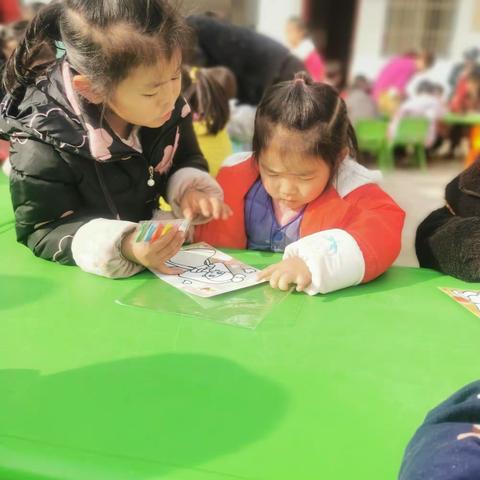 冬日暖阳，花凉小学附属幼儿园的孩子们，迎来了期盼已久的元旦活动。瞧！阳光下，他们脸上洋溢着欢乐的笑容……