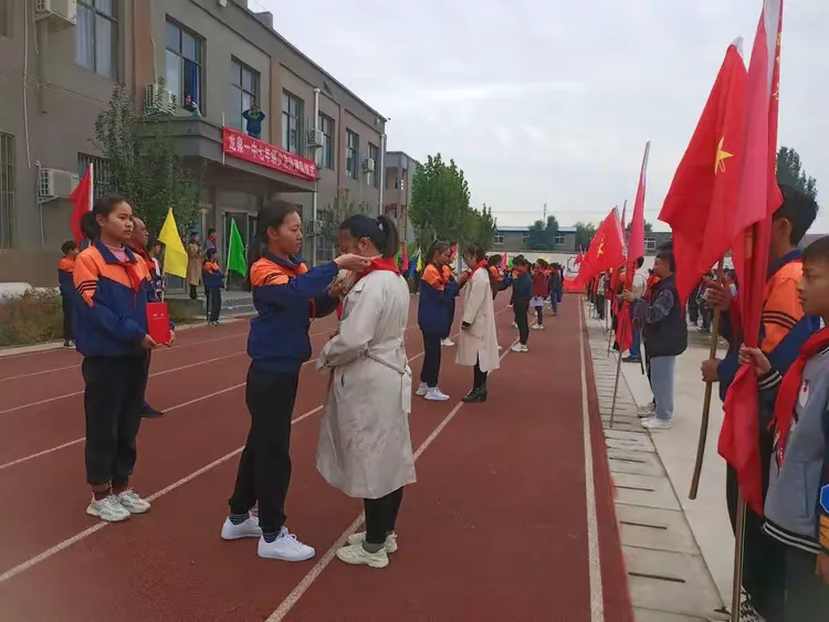 武陟县龙泉一中七年级少先队建队仪式