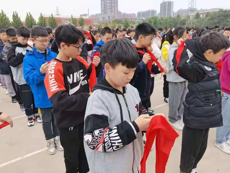 武陟县龙泉一中七年级少先队建队仪式