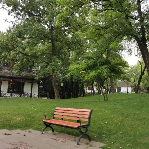 我希望……有朋自远方来，岁月不改其性，红尘不染其心，倾心畅谈，大杯痛饮。