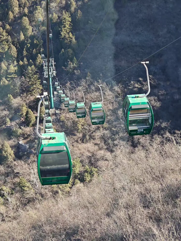 先坐4分钟的观光车,再坐缆车上山.走进大门,就看到了山顶上的娲皇宫