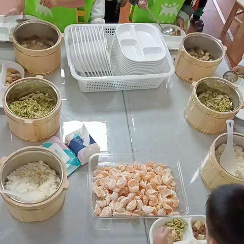 自主进餐 乐享趣味——高铁商务幼儿园中二班午餐午休记录