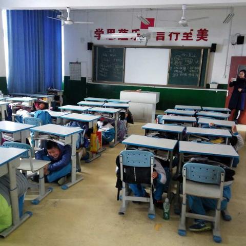 郝家镇中小学开展地震逃生疏散演练