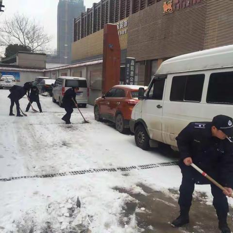 龙阳街低温雨雪天气铲冰除雪便民措施