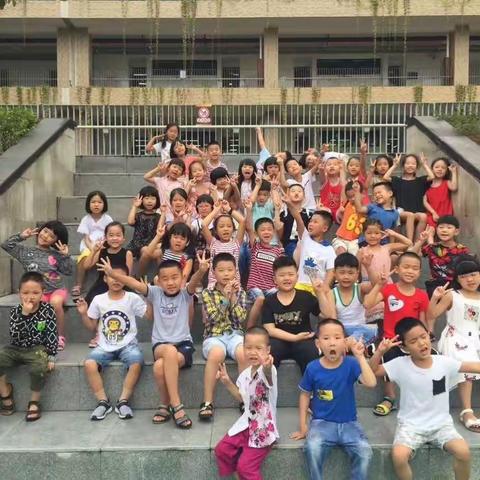 有一种力量叫红光精神，有一种成长叫红光模式，有一种温暖叫红光家人，孩子们，在这里我就是你们的家人～