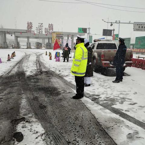 风雪中的坚守，确保道路畅通