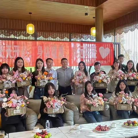 “你笑起来真好看，像春天的花一样”——东部新区支行工会开展“三八”妇女节游船插花活动