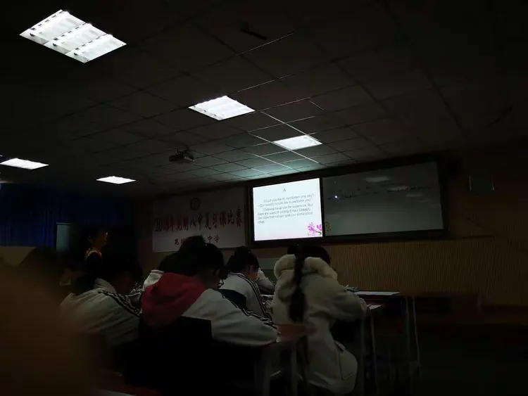 首先隆重登场的,是昆八中英语学科高中部的艾莺老师.一口