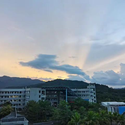 向阳而生，益路前行——记海师大琼中民族思源实验学校数学实习生展示课活动