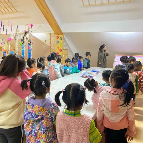 “聚焦美工 、共研共进”—-新天地幼儿园美工厅活动的组织与实施教研纪实