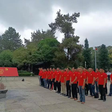 右江区汪甸瑶族乡六朴村党支部开展“缅怀革命先烈，传承红色精神”主题党日活动