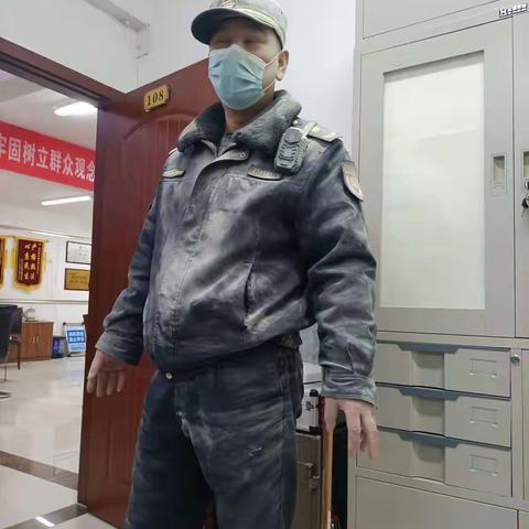 城管队员秒变消防勇士