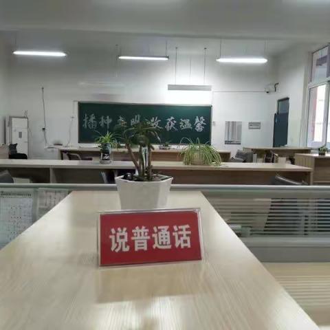 师生联手，共创洁净校园──固镇县实验小学立新路五年级组开展以“洁净 文明 智慧 奉献”为主题的卫生活动