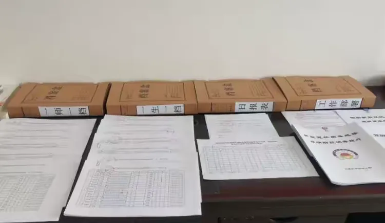 档案是直接形成的历史记录。我园专人负责，对每天的日报表，消毒照片，宣传工作等认真进行整理，归档保存！