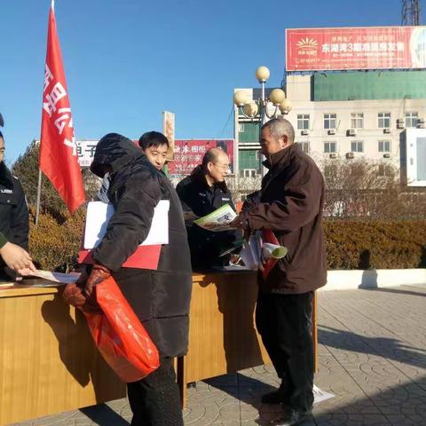 迁西县交警大队宣传中队民警到栗乡广场进行“122”全国交通安全日的宣传