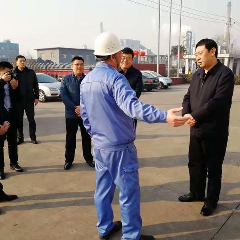 县长刘浩峰到经济开发区看望坚守岗位的员工，拜大年！