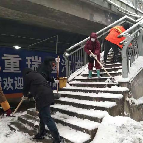 党员干部扫雪忙，服务群众树榜样：2018年第一场雪，中南街道温暖人心……