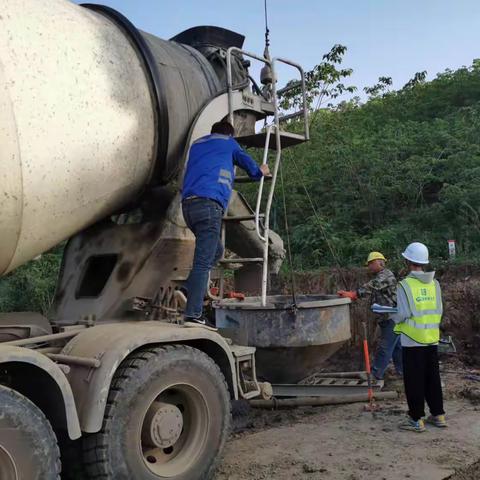 “五一”我在岗  疏港铁路工地忙