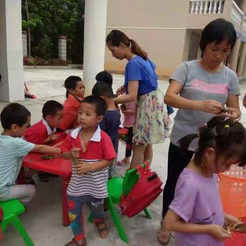 劳动与收获――古龙镇金凤小学附属幼儿园庆祝端午节包粽子活动