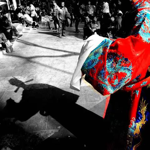 意影坊一一刘坚《街头红影》