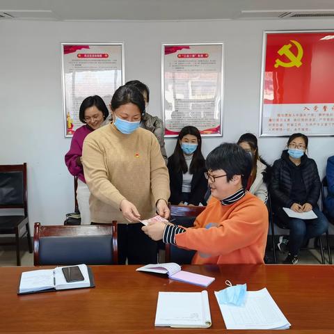 向英雄致敬  学党史明理                          --莱芜区投资促进局开展3月主题党日活动