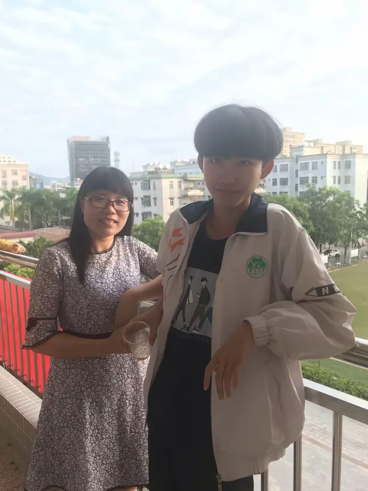 那务中学给我的,245班孩子给予我们的是一种温暖,一种幸福,一种自信和