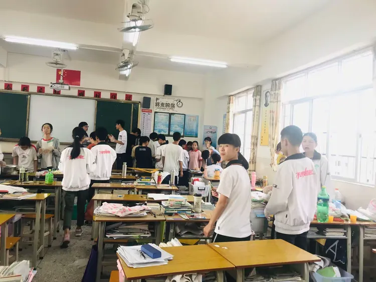 那务中学给我的,245班孩子给予我们的是一种温暖,一种幸福,一种自信和