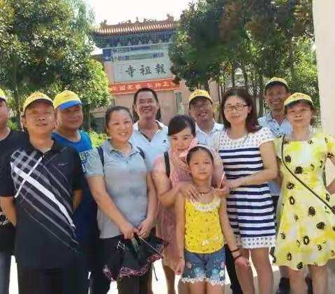 聚会是那样的令人激动，是那样的开心，昔日的同学虽然多年没见了，但感觉还是那么的熟悉、真切、自然。。。