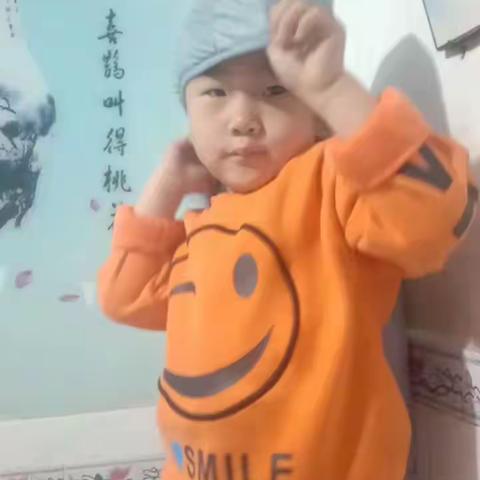 小班幼儿在家练习穿衣穿鞋