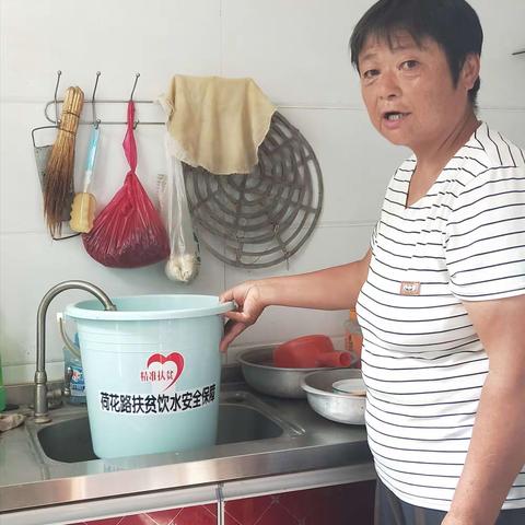荷花路街道为辖区内贫困户发放安全水桶